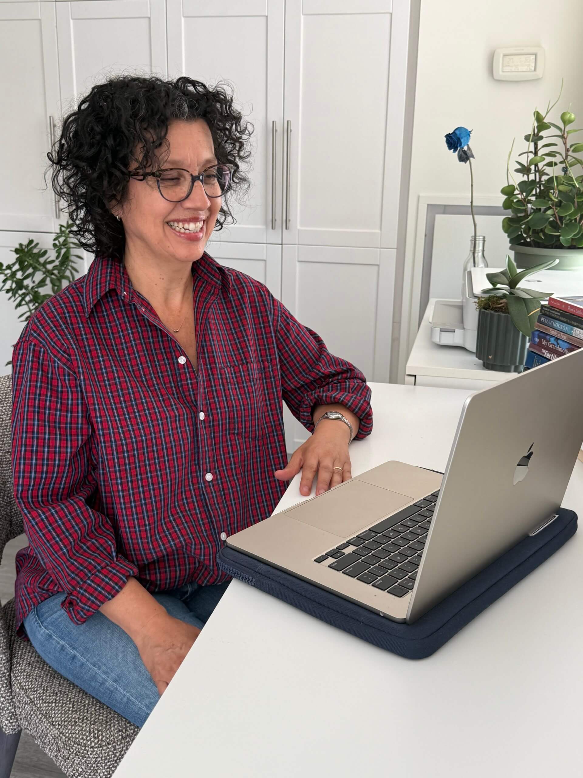 Diana Ojeda guiding a client through a Gestalt coaching session, fostering self-awareness.